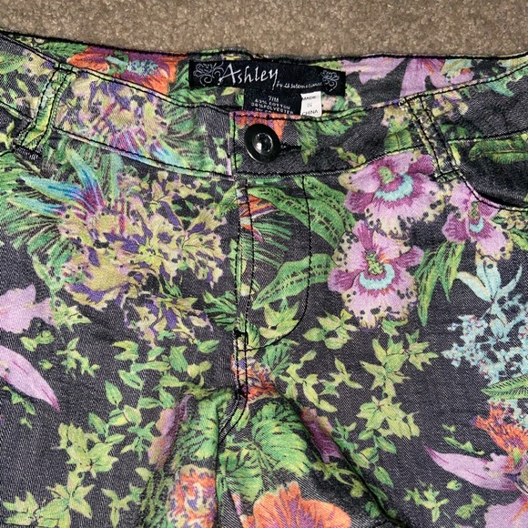 Women’s Shorts - Picture 2 of 4